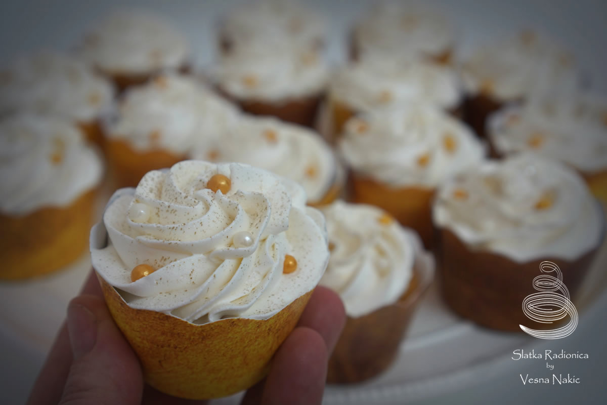 cupcakes u zlatnom omotu sa zlatnimkuglicama