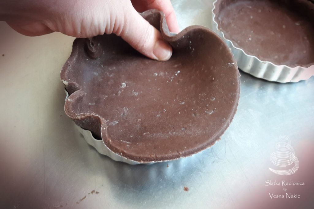stavljanje tijesta za čoko tart u kalup