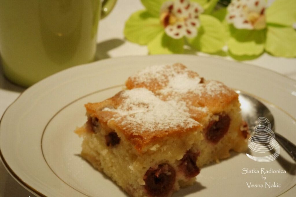 kolač zvani 2-2-2 serviran na tanjuriću
