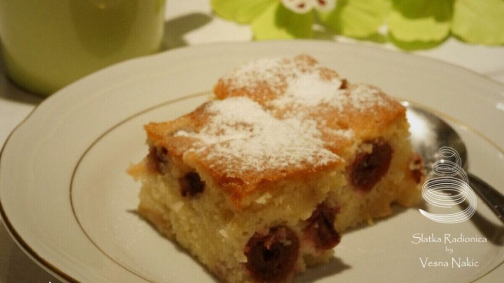 kolač zvani 2-2-2 izrezan na komade serviran na tanjuriću