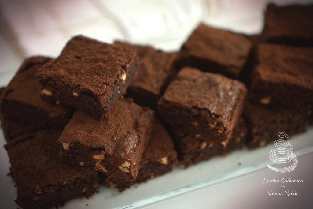 brownies izrezani na pladnju
