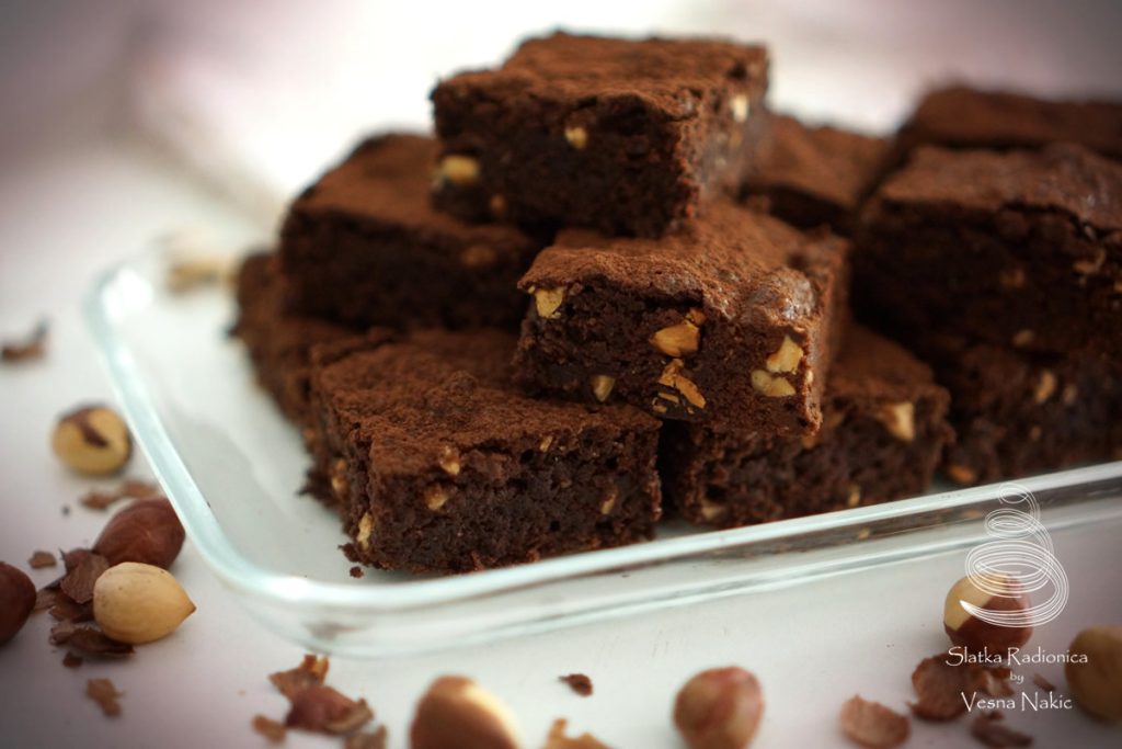 brownies kolači izrezani i složeni na pladanj