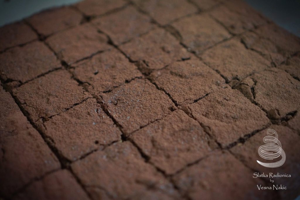 brownies izrezani poslije pečenja
