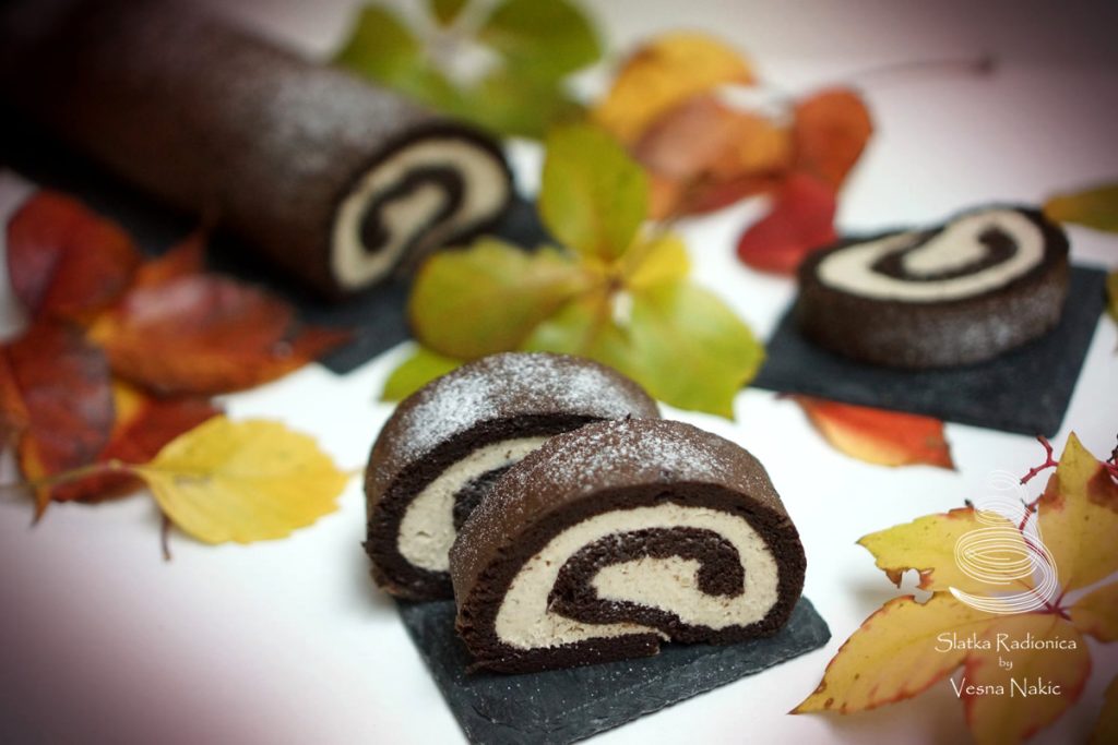 kesten rolada na crnom kvadratnom podlošku, uz jesenje lišće