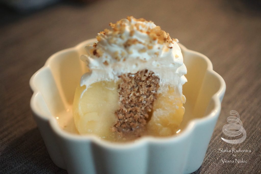 kolač tufahije, tufahija u bijeloj keramičkoj zdjelici