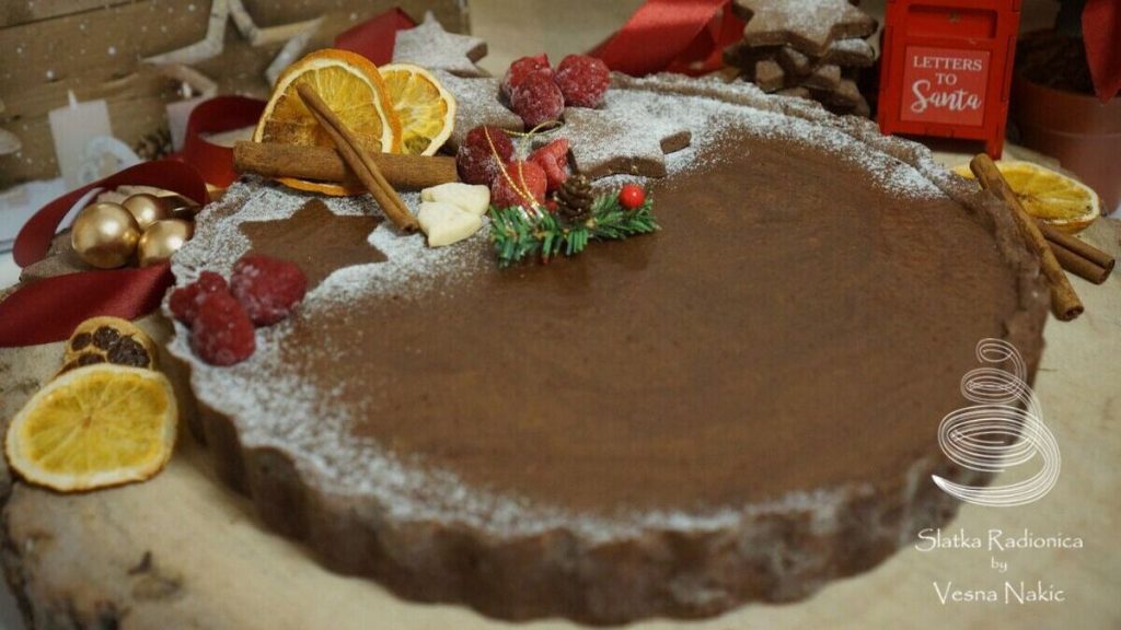 bogati tart od čokolade s božićnim ukrasima