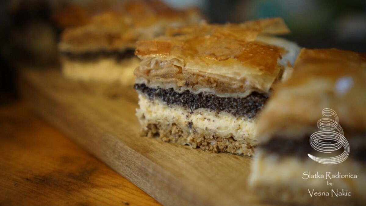 Međimurska gibanica servirana na drvenom pladnju