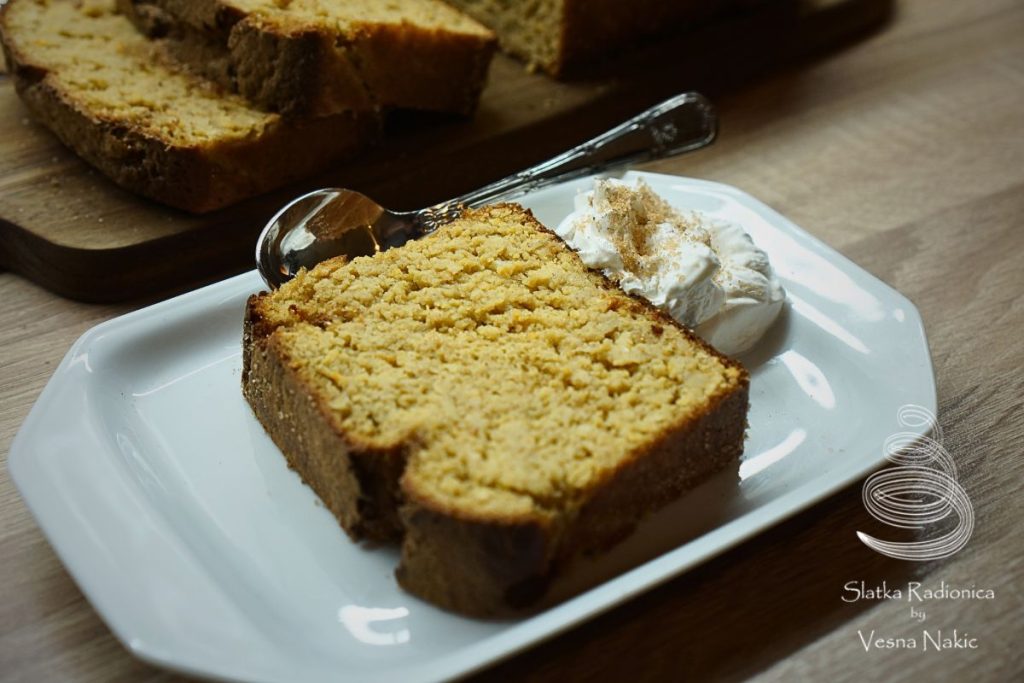 kolač od slanutka serviran na tanjuru uz slatko vrhnje i cimet šećer