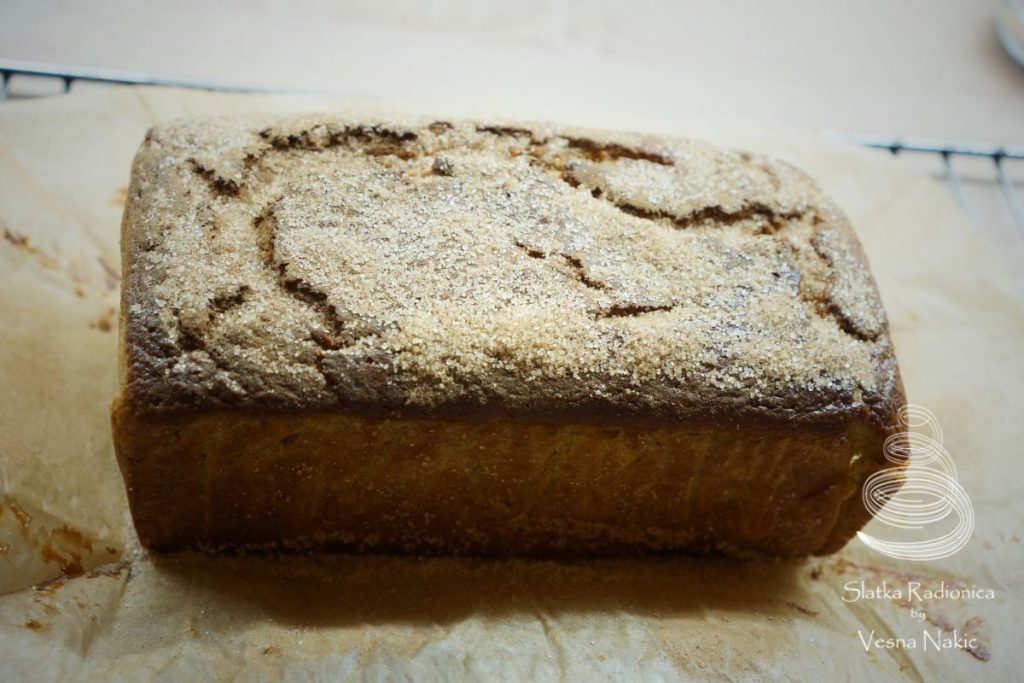 pečeni kolač od slanutka posut cimet šećerom