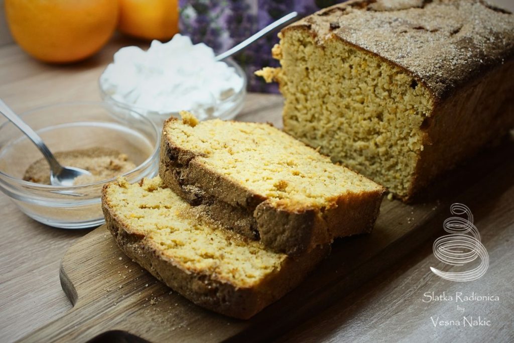 kolač od slanutka izrezan na šnite uz čašicu slatkog vrhnja i čašicu cimet šećera