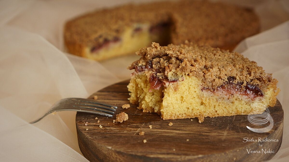 crumble sa šljivama serviran na drvenom podlošku