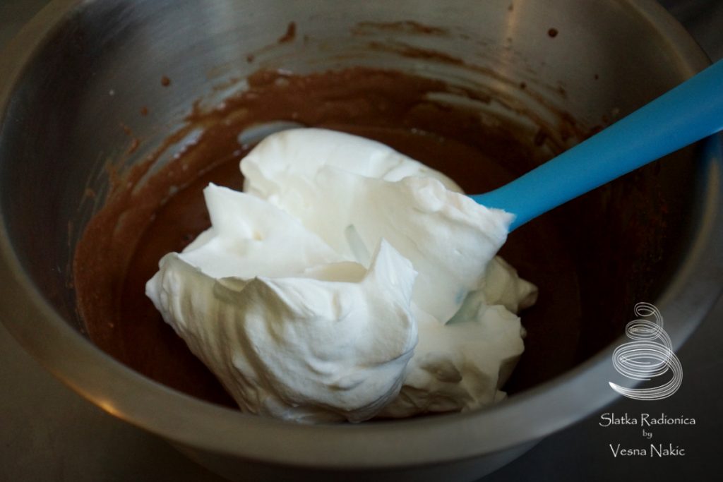 dodavanje šlaga u čokoladnu kremu