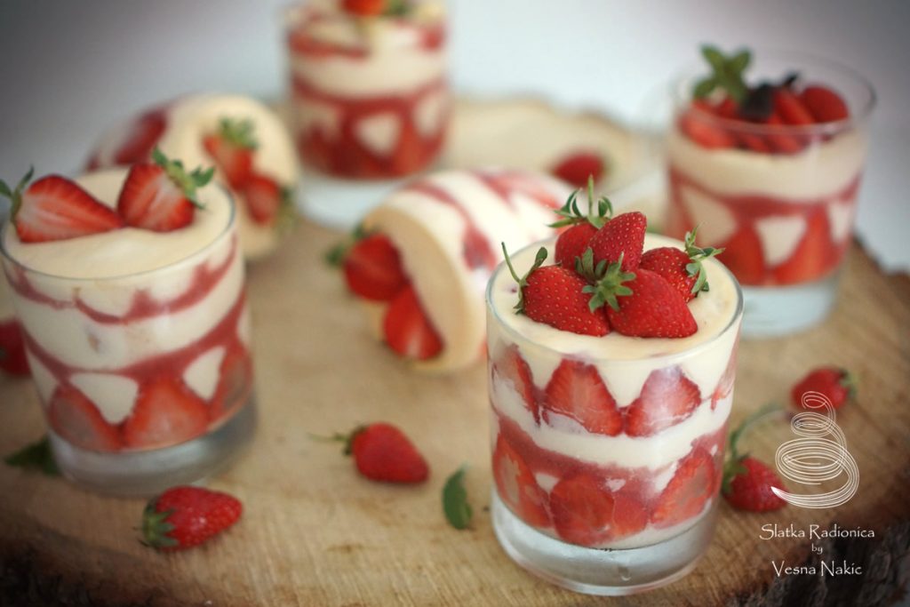 Tiramisu s jagodama serviran u čaši