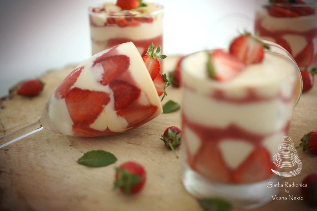 Tiramisu s jagodama serviran u čaši