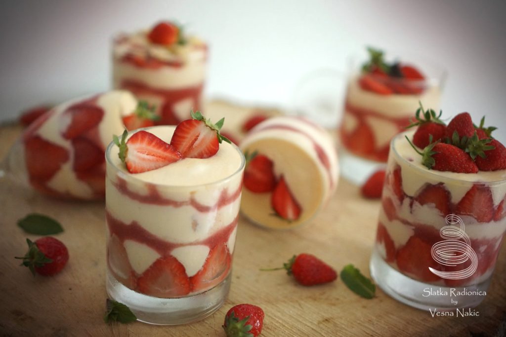 Tiramisu s jagodama serviran u čaši