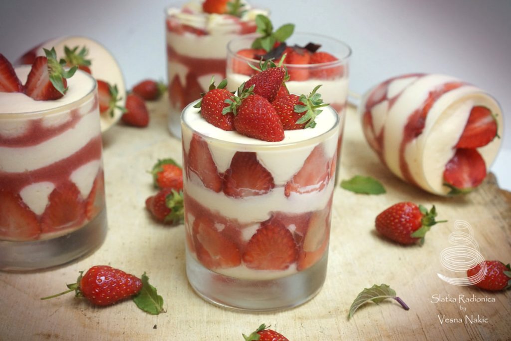 Tiramisu s jagodama serviran u čaši