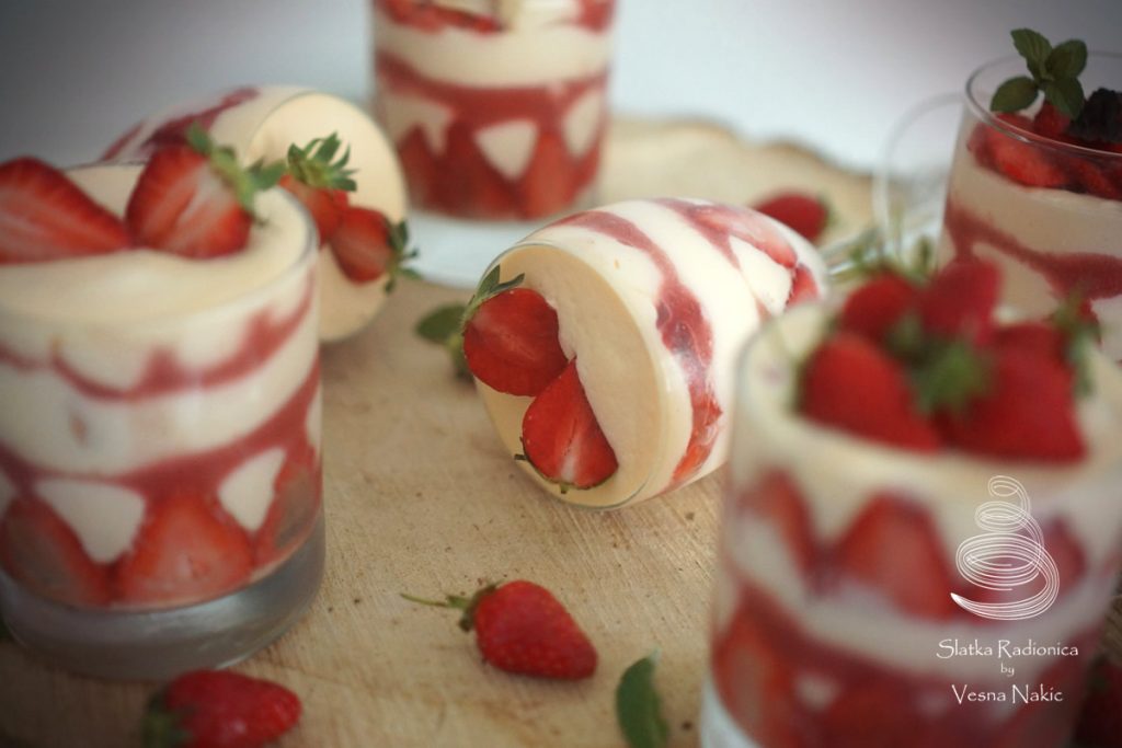 Tiramisu s jagodama serviran u čaši