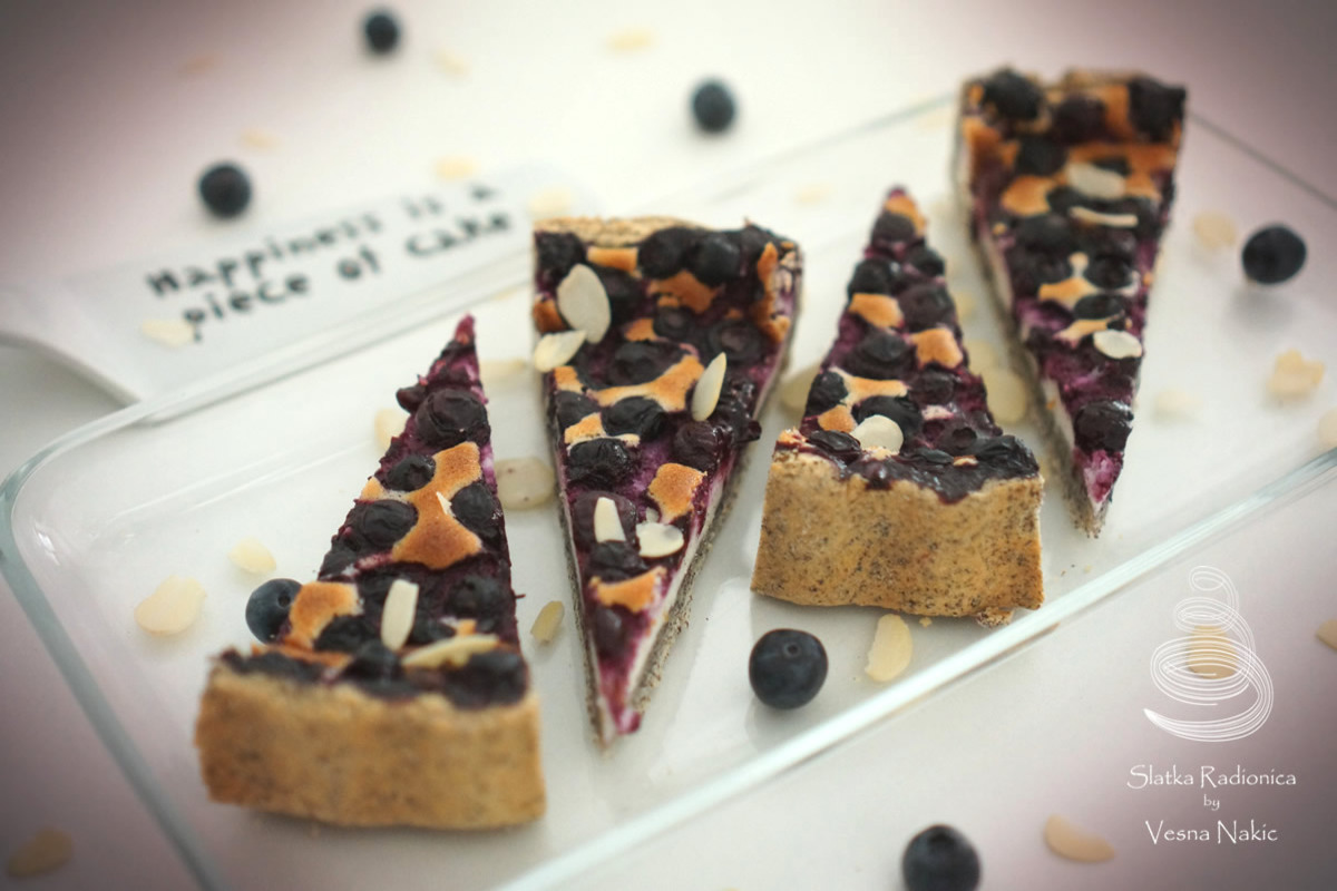 Mak tart s borovnicama izrezan na trokute