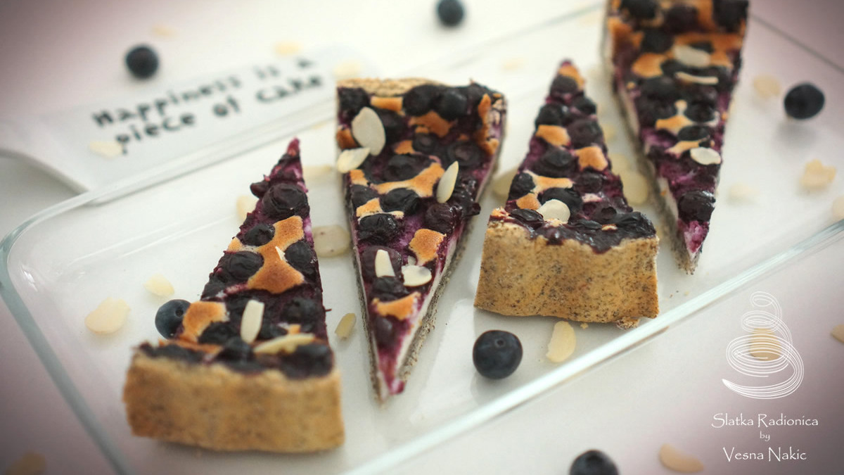 Mak tart s borovnicama izrezan na trokute