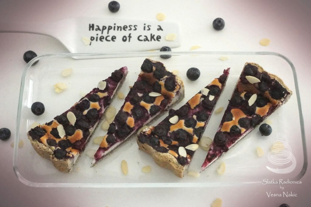 Mak tart s borovnicama izrezan na trokute, slikan od gore