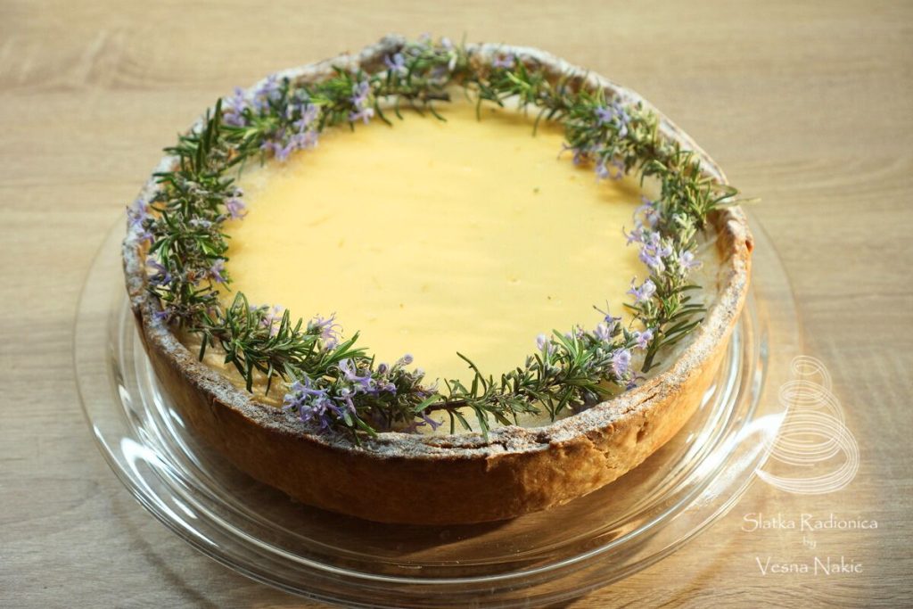 Torta od sira dekorirana grančicama ružmarina u cvatu