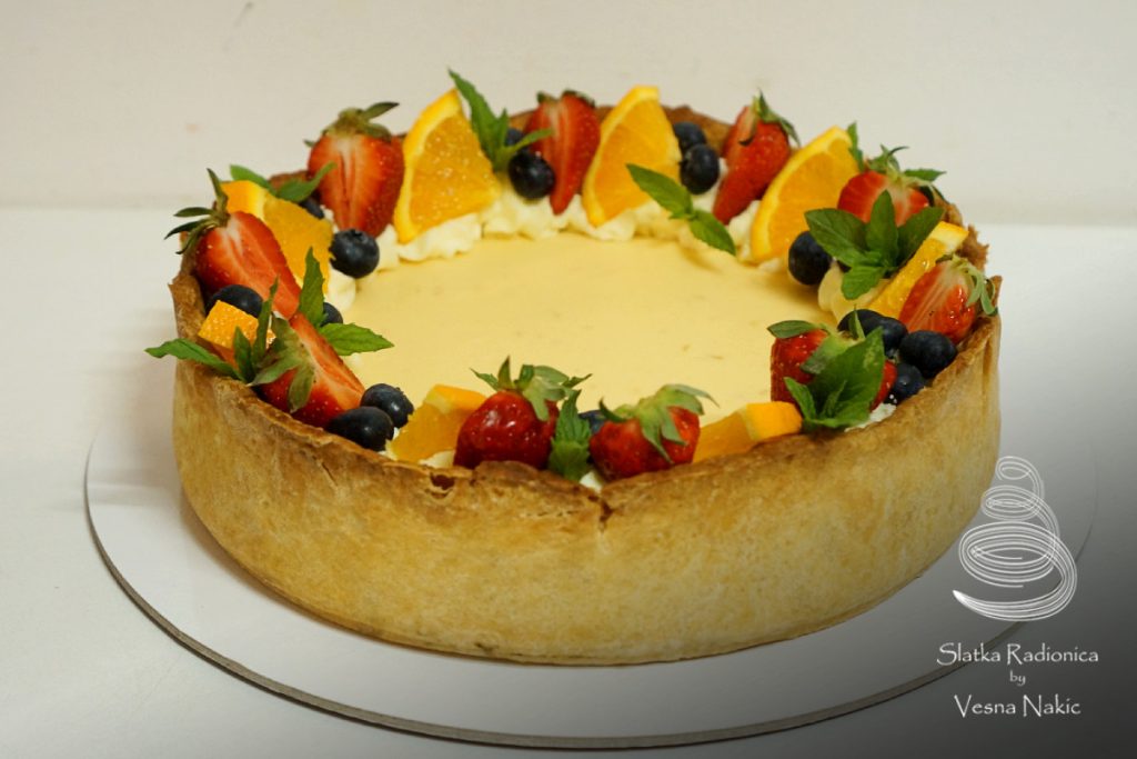 Torta od sira dekorirana voćem