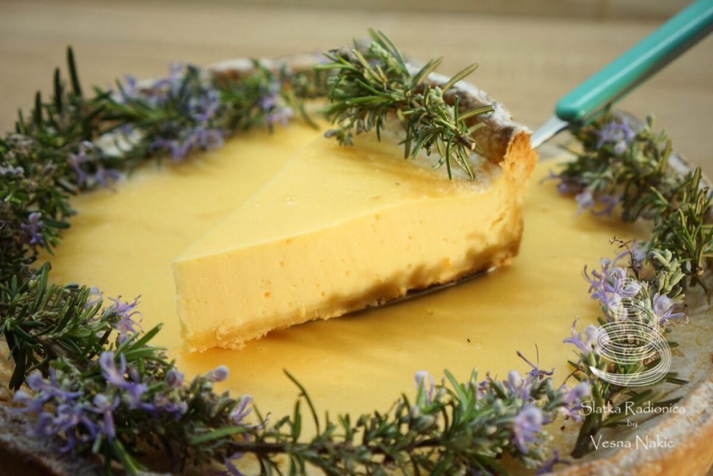 Torta od sira - presjek, dekorirana cvijetom ružmarina