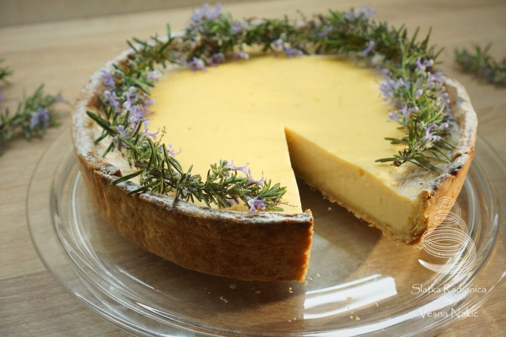 Torta od sira, dekorirana cvijetom ružmarina