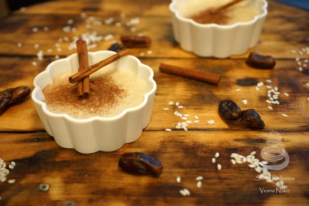 Sutlija ili riža na mlijeku u bijeloj keramičkoj zdjelici ukrašena korom cimeta