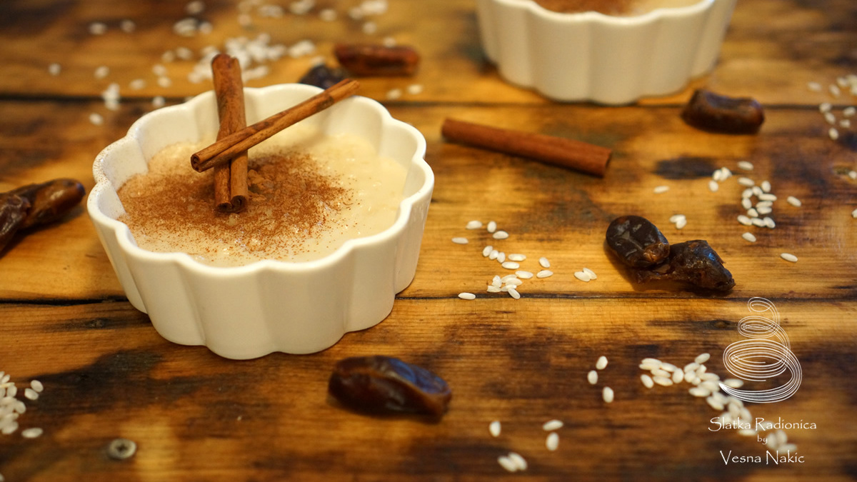 Sutlijaš ili riža na mlijeku u bijeloj keramičkoj zdjelici ukrašena korom cimeta