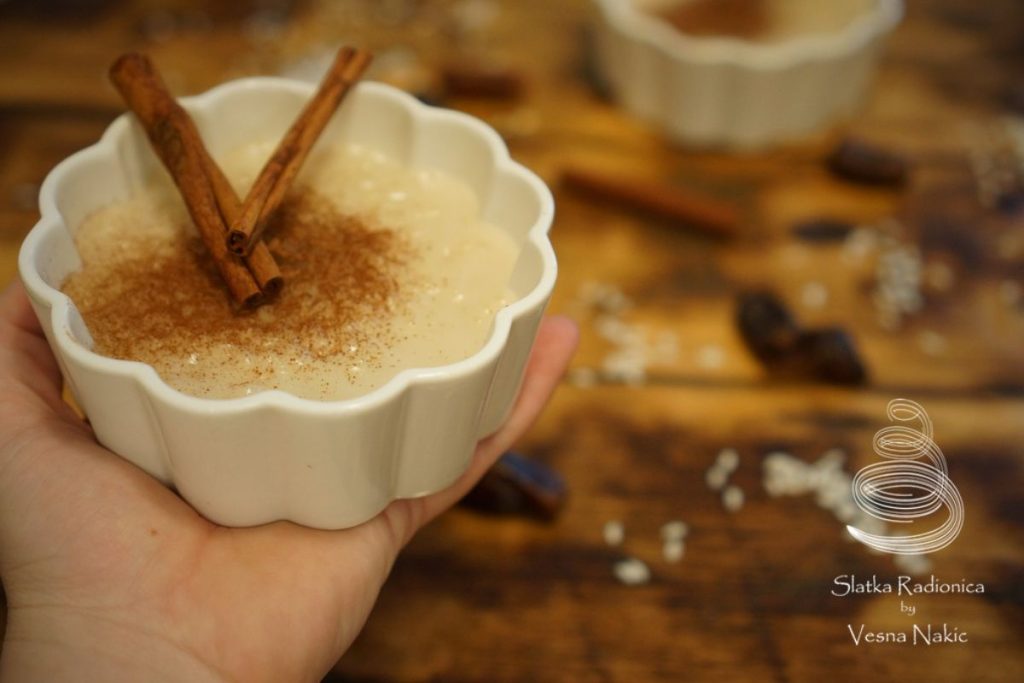 Sutlijaš ili riža na mlijeku u bijeloj keramičkoj zdjelici ukrašena korom cimeta