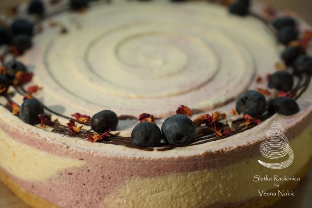Berry Harmony torta, fokus na šarenilu i teksturi torte