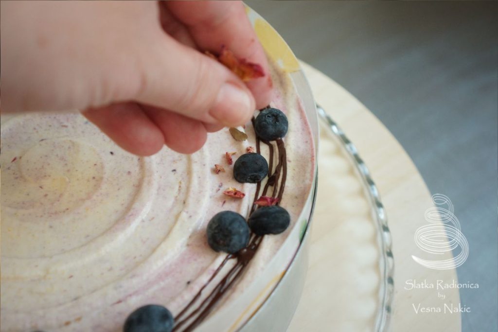 Berry Harmony torta, dekoriranje sušenim laticama ruža