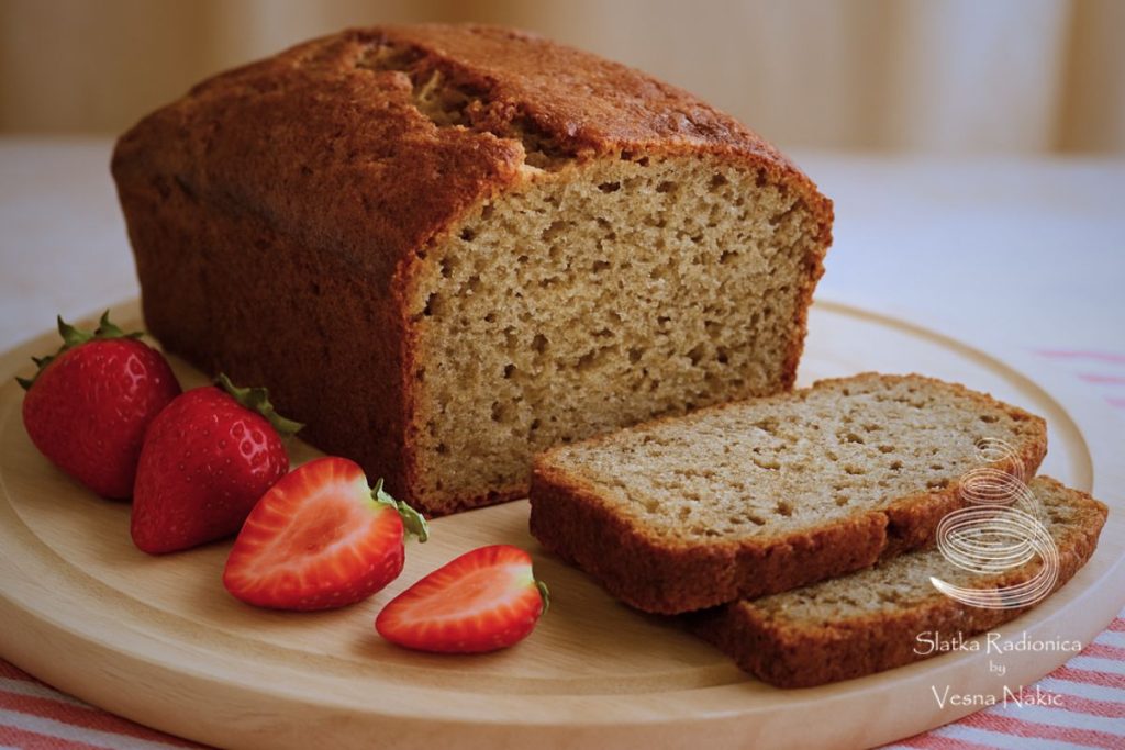 Banana bread presjek na dasci sa svježim jagodama