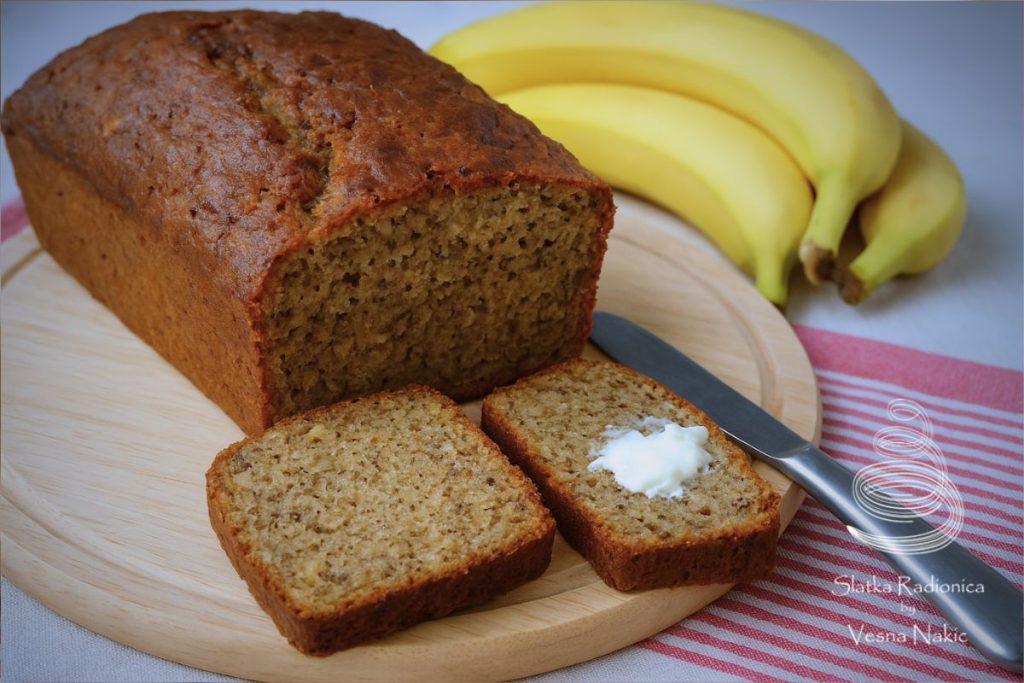 Banana bread, dvije šnite na dasci s bananama u pozadini