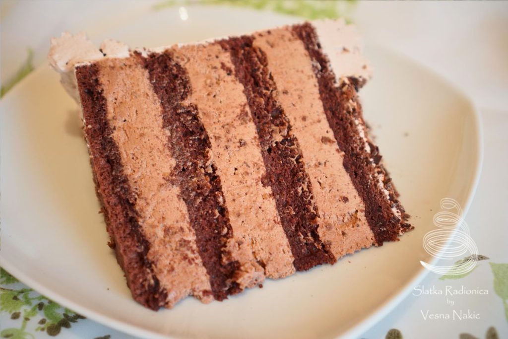 Nugat torta šnita na tanjuru