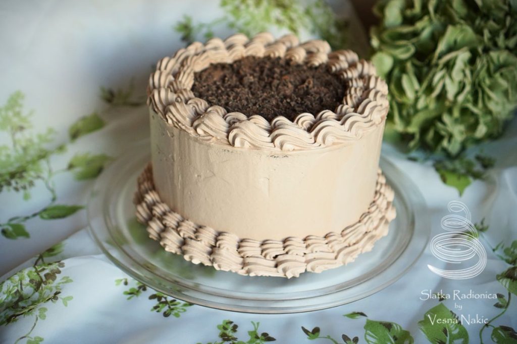 Nugat torta, servirana na staklenom podlošku uz zelene hortenzije