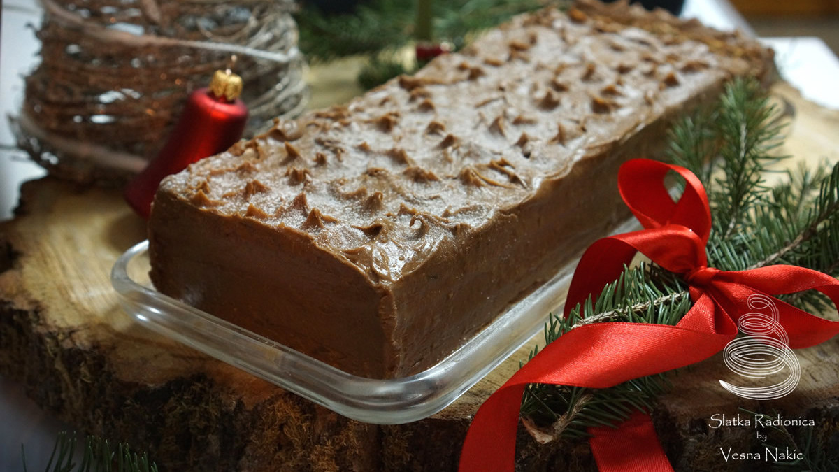 Mamina torta s datuljama servirana na drvenoj podlozi s blagdanskim detaljima u zeleno-crvenim bojama