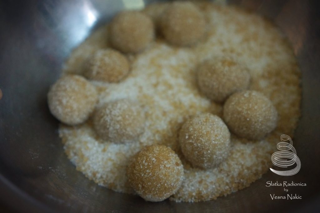 kuglice tijesta uvaljane u kombinaciju bijelog i smeđeg šećera