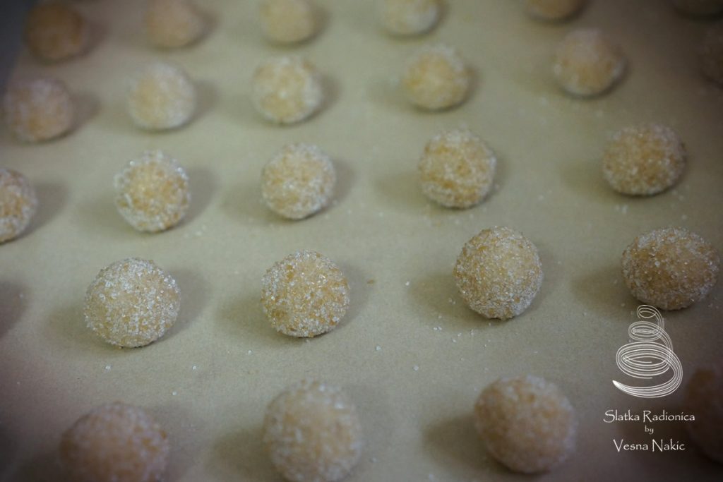 kuglice tijesta spremne za pečenje