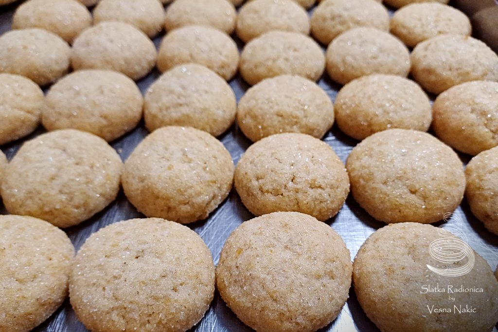 ispečeni đumbir keksi na plehu