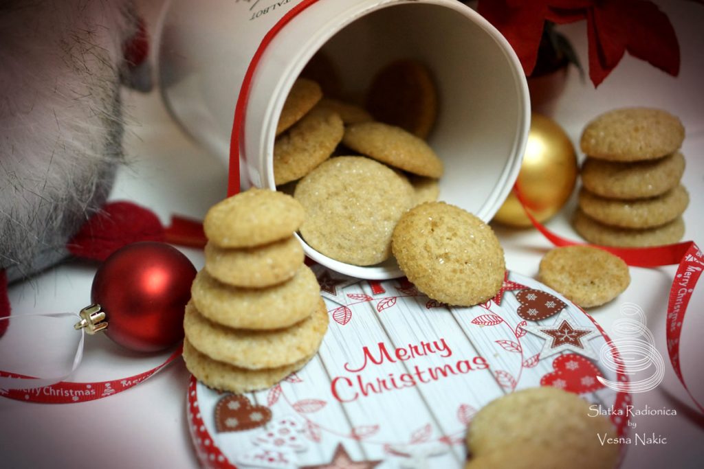 đumbir keksi u dekorativnoj bijeloj limenoj kutiji, s blagndanskim ukrasima u bijelo-crvenim tonovima