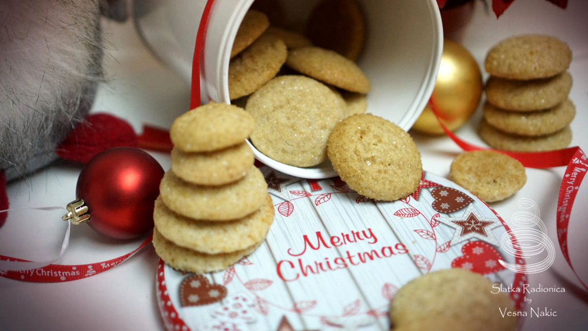 đumbir keksi u dekorativnoj bijeloj limenoj kutiji, s blagndanskim ukrasima u bijelo-crvenim tonovima