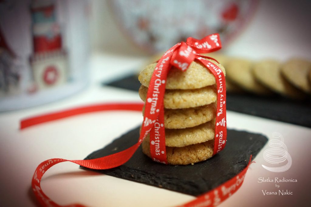 đumbir keksi povezani božićnom trakom, kao poklon
