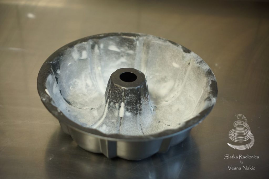 Priprema kalupa za pečenje kuglofa