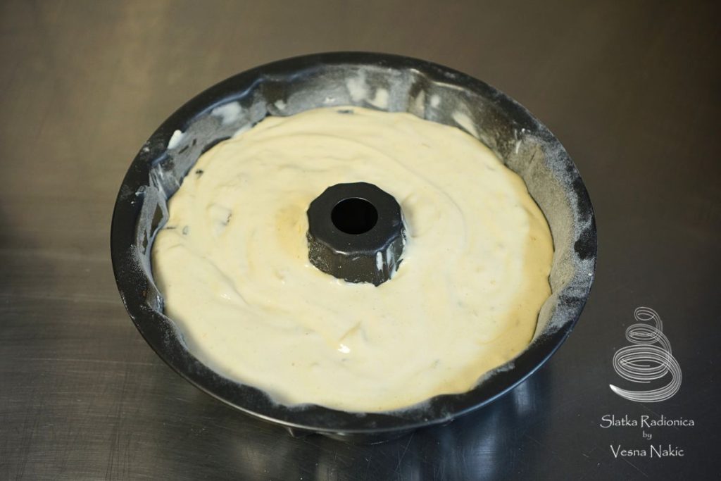 Kuglof spreman za pečenje