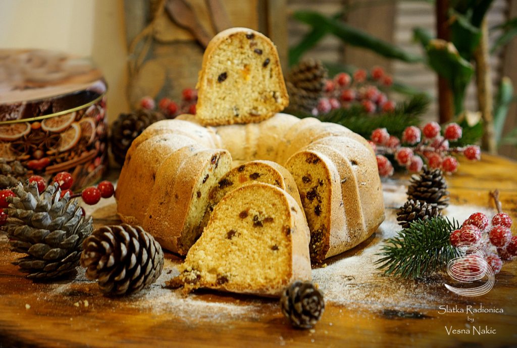 Kuglof sa suhim voćem - presjek iznutra, serviran na drvenoj podlozi sa zimskom dekoracijom