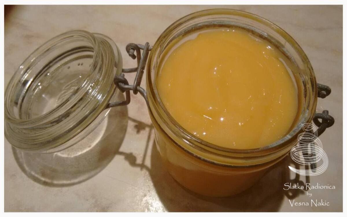 lemon curd spremljen u staklene zdjelice s poklopcem