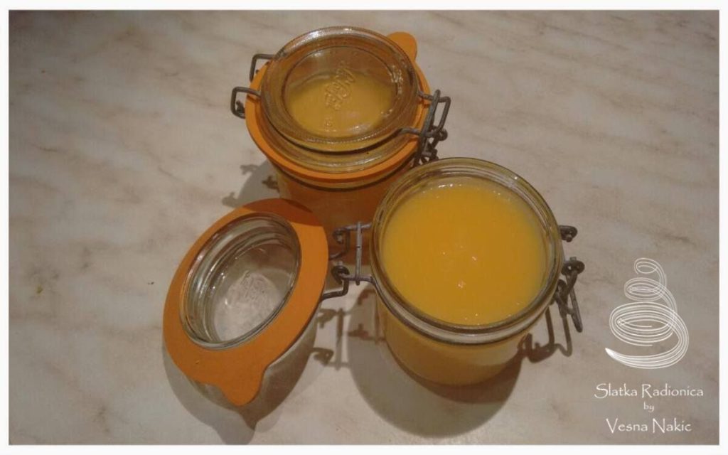 lemon curd spremljen u staklene zdjelice s poklopcem