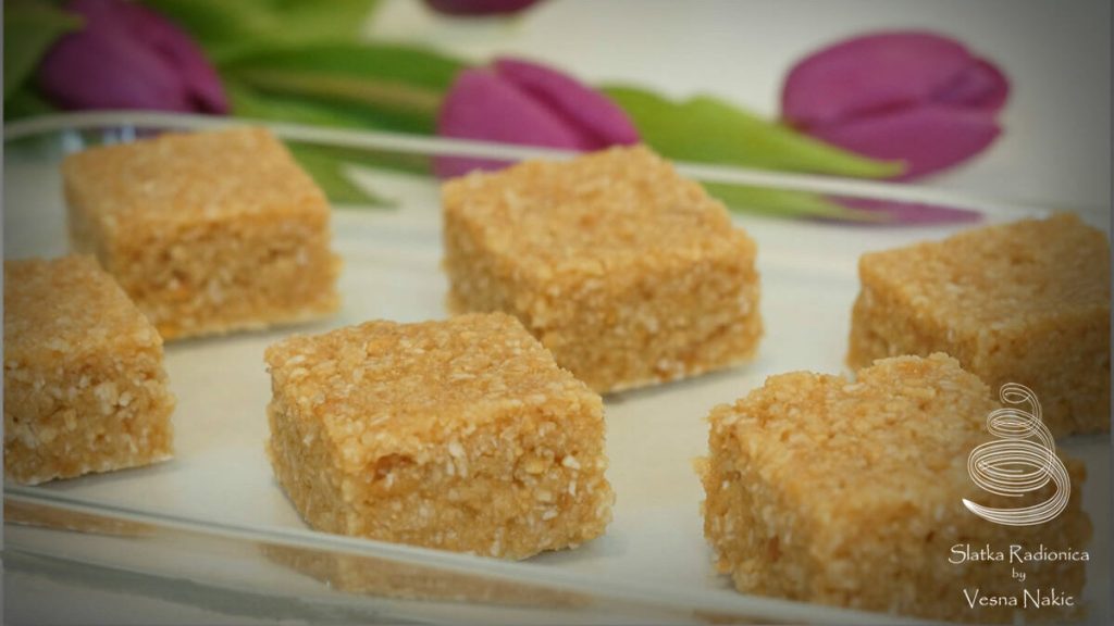 Pacoca de Amendoim narezan na kockice, poslužen na staklenom pladnju